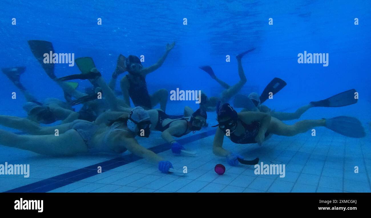 KUALA LUMPUR Malaysia 27/7/2024 . In Erwartung der Olympischen Spiele 2024 gewann das New Zealand Underwater Hockey Team den Titel Weltmeister in allen Kategorien. Das französische Unterwasser-Hockey-Team sicherte sich in allen Kategorien den zweiten Platz, einschließlich der Herren- und Damenveranstaltungen.H.BERBAR Stockfoto