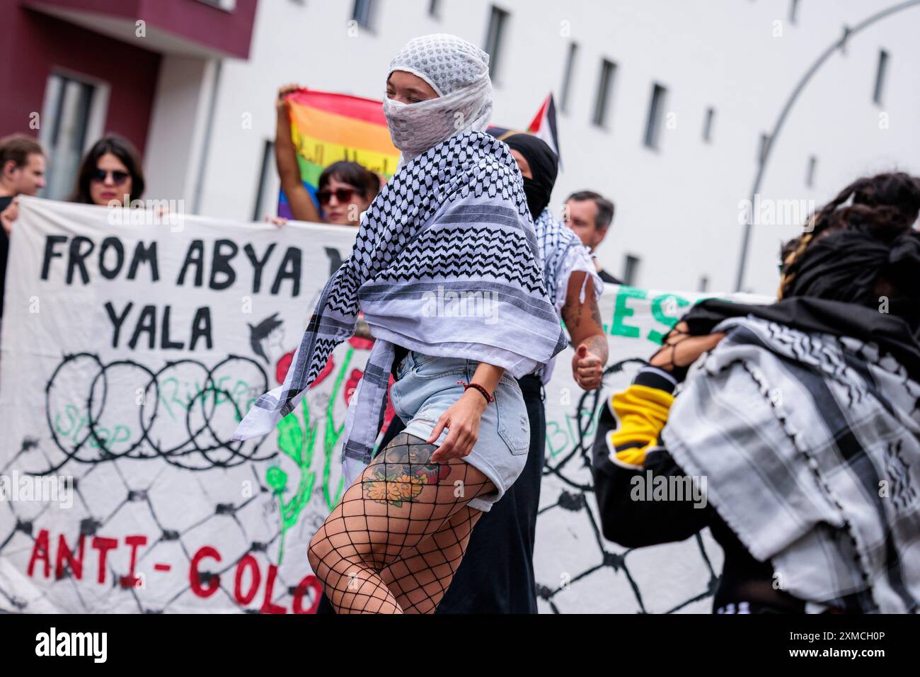 Berlin, Deutschland. Juli 2024. Aktivisten tanzen während einer Aufführung bei der Internationalistischen Queer Pride Demonstration anlässlich der 46. Berlin Pride Parade zum Christopher Street Day (CSD). Quelle: Carsten Koall/dpa/Alamy Live News Stockfoto