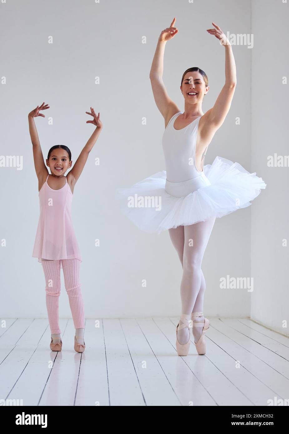 Lehrer, Kind- und Ballettporträt im Studio, Tanztraining und Ballerina für Probenvorstellungen. Menschen, Tänzer und Trainer für Technik Stockfoto