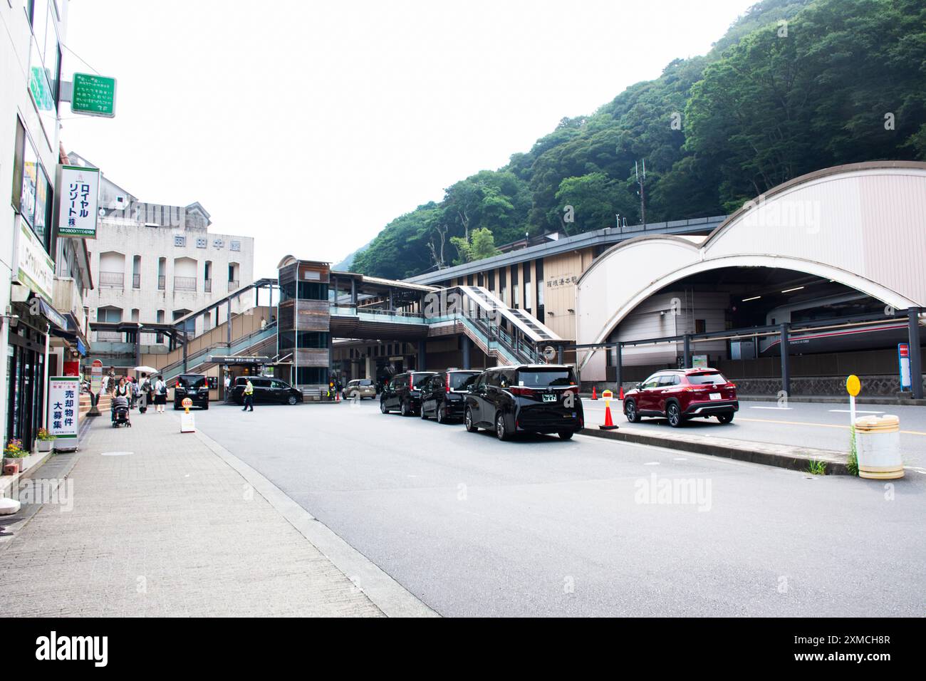 Sehen Sie sich die Landschaft der Stadt Hakoneyama und die Verkehrsstraße am Bahnhof Hakone Yumoto mit dem Lebensstil der japaner in Hako an Stockfoto