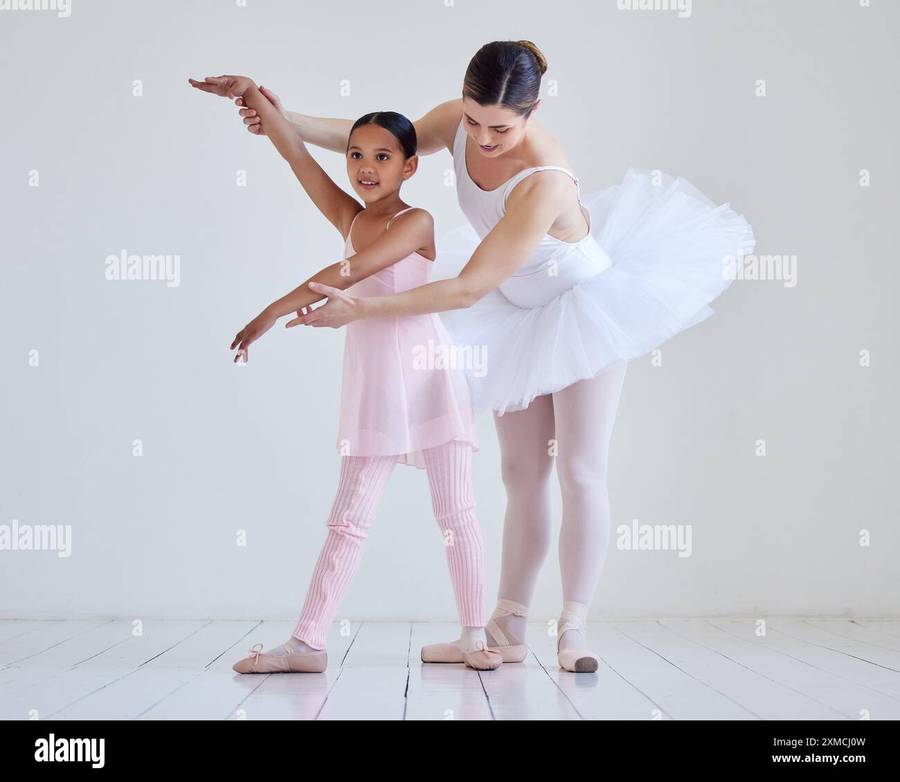 Lehrer, hilft Kind und Ballett im Studio, Tanztraining und Ballerina für die Probevorstellung. Menschen, Tänzer und Trainer für Technik Stockfoto