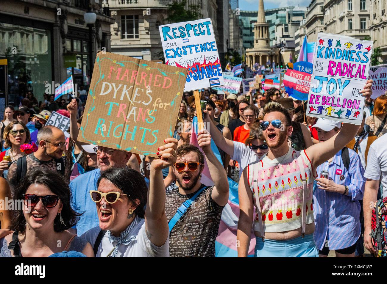 London, Großbritannien. Juli 2024. Trans-Stolz-marsch in London - "keiner von uns ist frei, bis wir alle frei sind", protestiert der Satz dieses Jahres. Sie beginnt am Langham Place in der Nähe des Oxford Circus und endet am Wellington Arch (Hyde Park Corner). Der marsch steht vor dem Hintergrund einer "wachsenden Anti-Trans-Feindseligkeit", der Ermordung der Trans-Teenagerin Brianna Ghey, eines Aufschwungs in der öffentlichen "Debatte" über das Leben von Transgender-Individuen, die Fortsetzung der Reihe zwischen J.K. Rowling und einigen der Stars der Harry Potter-Filme und die Ergebnisse des Cass-Berichts. Guy Bell/Alamy Live News Stockfoto