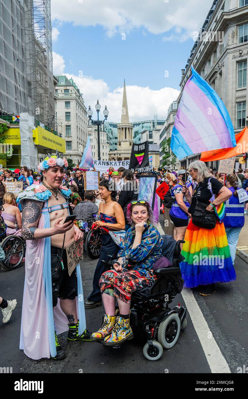 London, Großbritannien. Juli 2024. Trans-Stolz-marsch in London - "keiner von uns ist frei, bis wir alle frei sind", protestiert der Satz dieses Jahres. Sie beginnt am Langham Place in der Nähe des Oxford Circus und endet am Wellington Arch (Hyde Park Corner). Der marsch steht vor dem Hintergrund einer "wachsenden Anti-Trans-Feindseligkeit", der Ermordung der Trans-Teenagerin Brianna Ghey, eines Aufschwungs in der öffentlichen "Debatte" über das Leben von Transgender-Individuen, die Fortsetzung der Reihe zwischen J.K. Rowling und einigen der Stars der Harry Potter-Filme und die Ergebnisse des Cass-Berichts. Guy Bell/Alamy Live News Stockfoto