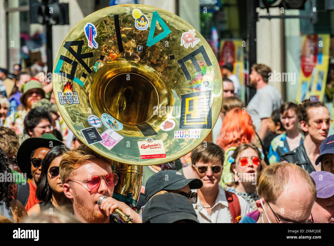 London, Großbritannien. Juli 2024. Trans-Stolz-marsch in London - "keiner von uns ist frei, bis wir alle frei sind", protestiert der Satz dieses Jahres. Sie beginnt am Langham Place in der Nähe des Oxford Circus und endet am Wellington Arch (Hyde Park Corner). Der marsch steht vor dem Hintergrund einer "wachsenden Anti-Trans-Feindseligkeit", der Ermordung der Trans-Teenagerin Brianna Ghey, eines Aufschwungs in der öffentlichen "Debatte" über das Leben von Transgender-Individuen, die Fortsetzung der Reihe zwischen J.K. Rowling und einigen der Stars der Harry Potter-Filme und die Ergebnisse des Cass-Berichts. Guy Bell/Alamy Live News Stockfoto