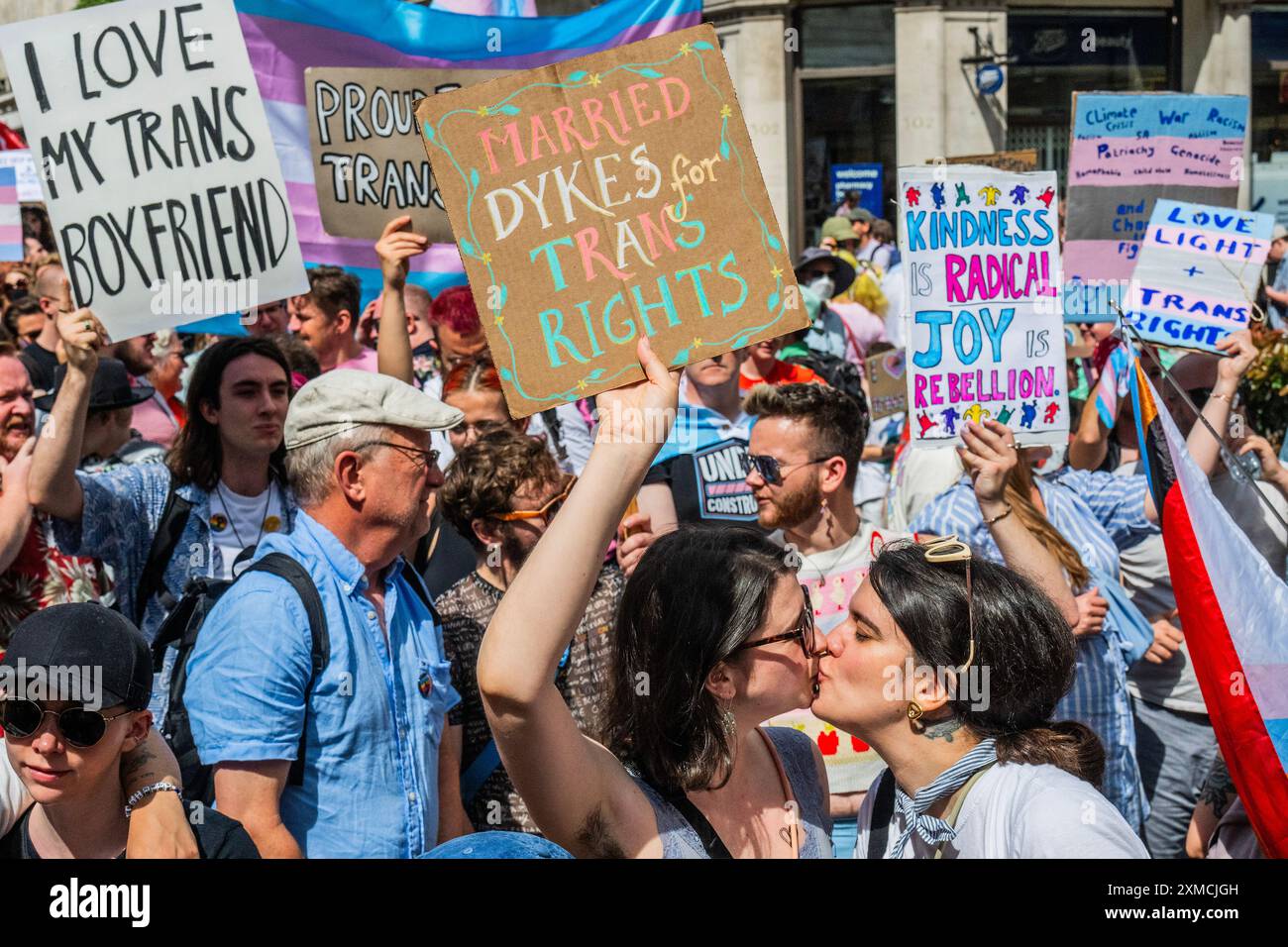 London, Großbritannien. Juli 2024. Trans-Stolz-marsch in London - "keiner von uns ist frei, bis wir alle frei sind", protestiert der Satz dieses Jahres. Sie beginnt am Langham Place in der Nähe des Oxford Circus und endet am Wellington Arch (Hyde Park Corner). Der marsch steht vor dem Hintergrund einer "wachsenden Anti-Trans-Feindseligkeit", der Ermordung der Trans-Teenagerin Brianna Ghey, eines Aufschwungs in der öffentlichen "Debatte" über das Leben von Transgender-Individuen, die Fortsetzung der Reihe zwischen J.K. Rowling und einigen der Stars der Harry Potter-Filme und die Ergebnisse des Cass-Berichts. Guy Bell/Alamy Live News Stockfoto