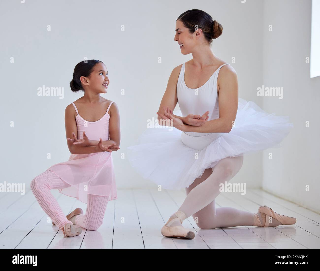 Lehrer, Kinder- und Balletttrainer im Atelier, Tanztraining und Ballerina für Probenvorstellungen. Menschen, Tänzer und Mentor für die Technik Stockfoto