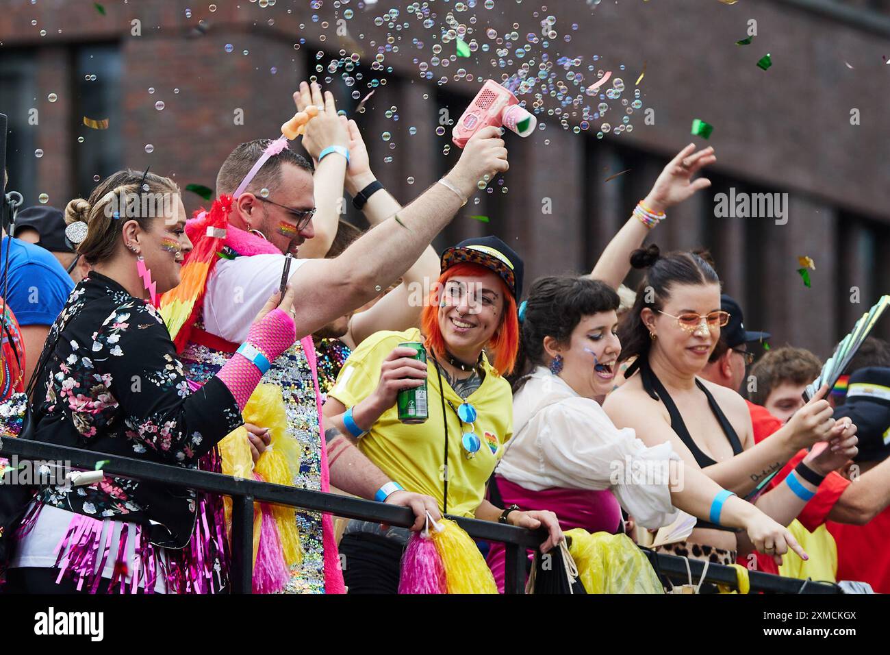 Berlin, Deutschland. Juli 2024. Es herrscht eine tolle Atmosphäre auf einem der Wagen bei der 46. Berlin Pride Parade zum Christopher Street Day (CSD). Quelle: Jörg Carstensen/dpa/Alamy Live News Stockfoto