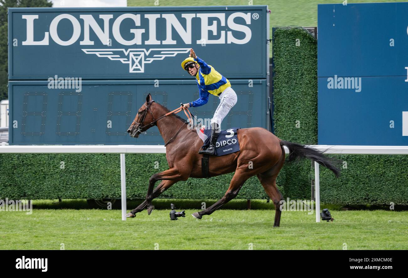 Ascot, Vereinigtes Königreich. Samstag, 27. Juli 2024. Goliath und Christophe Soumillon gewinnen 25/1 den King George VI & Queen Elizabeth QIPCO Stakes für Trainer Francis-Henri Graffard und Besitzer Baron Philip von Ullman. Credit JTW equine Images / Alamy Live News Stockfoto