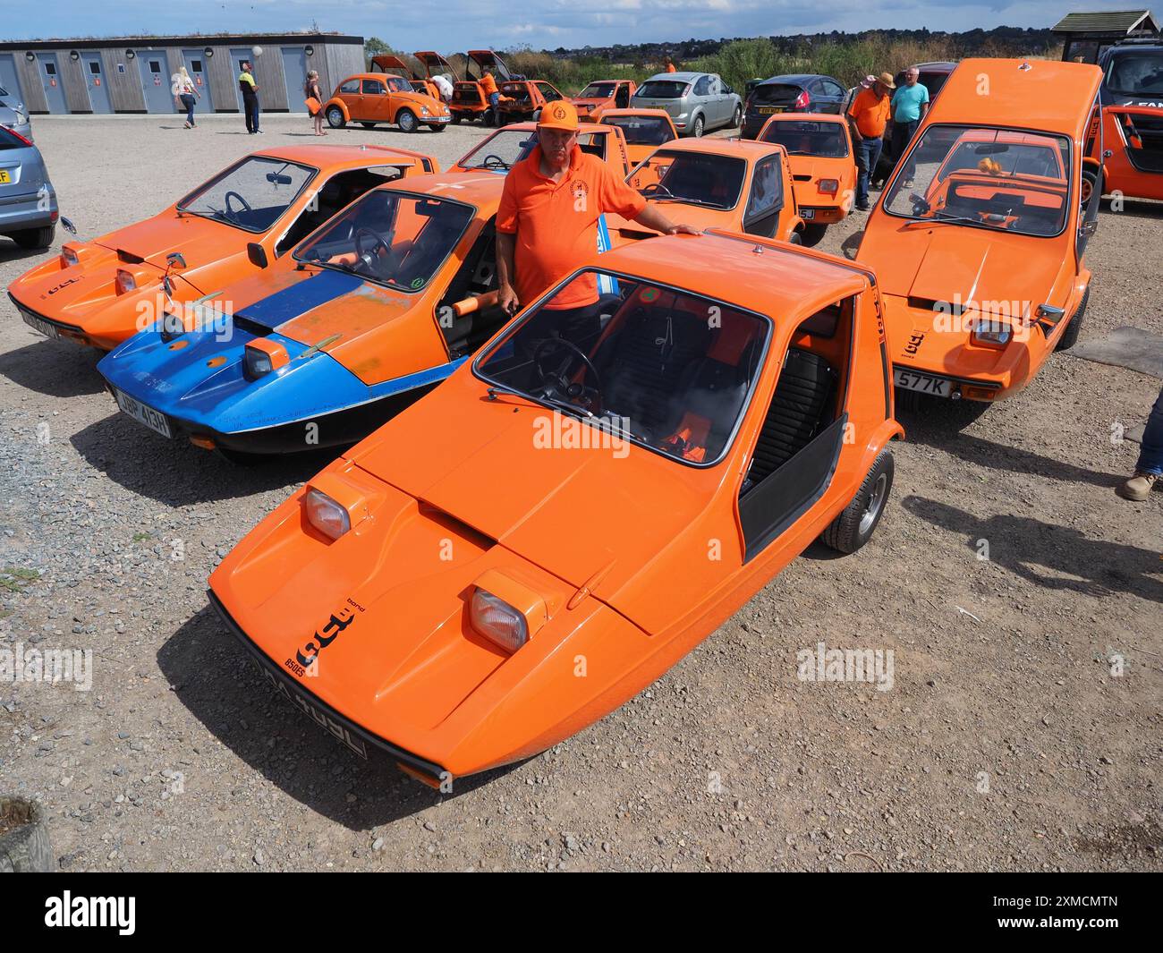 Sheerness, Kent, Großbritannien. Juli 2024. Mehr als zwanzig Bond Bug-Fans trafen sich heute Nachmittag am Barton's Point Lake in Sheerness, Kent. Das markante orangene, keilförmige Design des Bond Bug wurde von Tom Karen (der auch Ikonen wie den Raleigh Chopper kreierte) kreiert. Quelle: James Bell/Alamy Live News Stockfoto