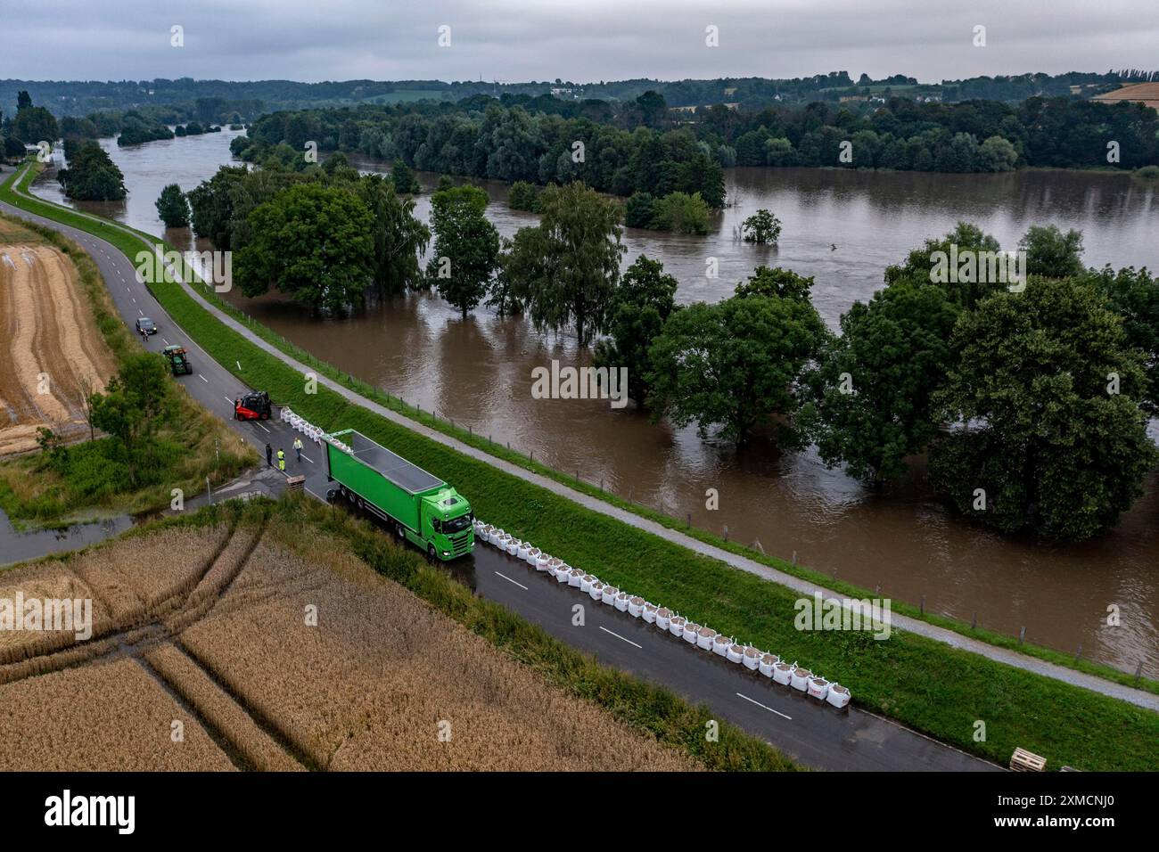 Ruhrhochwasser bei Mühlheim-Menden, Schäden am Ruhrdeich wurden nach langer Zeit mit großen Sandsäcken versiegelt, überflutete Ruhrauen, Hochwasser am Ruhrgebiet Stockfoto