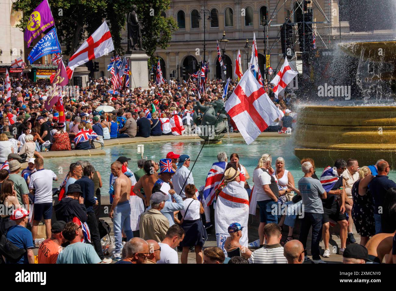 London, Großbritannien. Juli 2024. Demonstration auf dem Trafalgar Square durch Unterstützer von Tommy Robinson und der extremen Rechten. Quelle: Mark Thomas/Alamy Live News Stockfoto