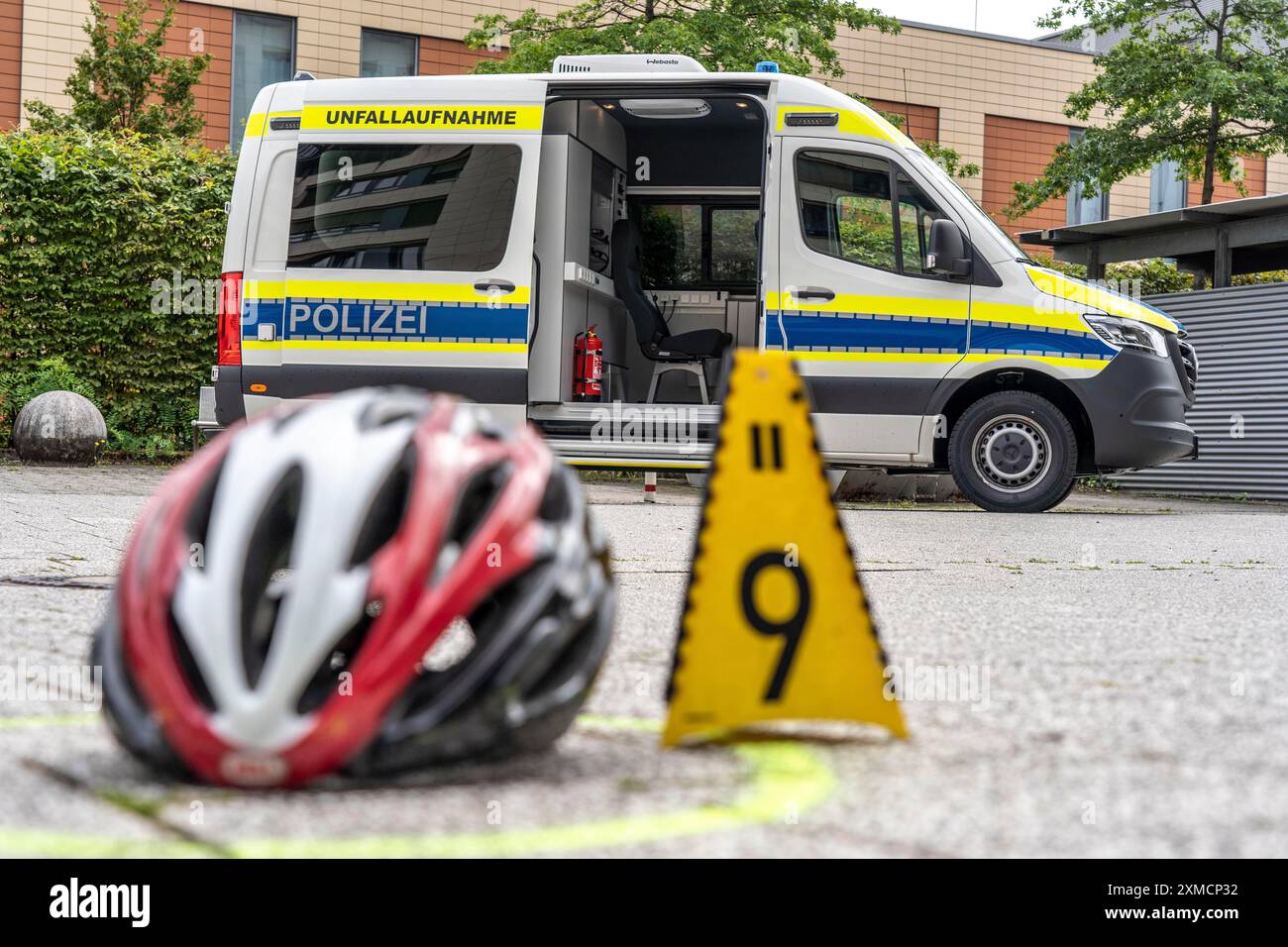 Nachgestellt, tödlich, Unfall mit Auto und Radfahrer, bei der Polizei Nordrhein-Westfalen, Unfalluntersuchung durch spezialisierte Unfallteams Stockfoto