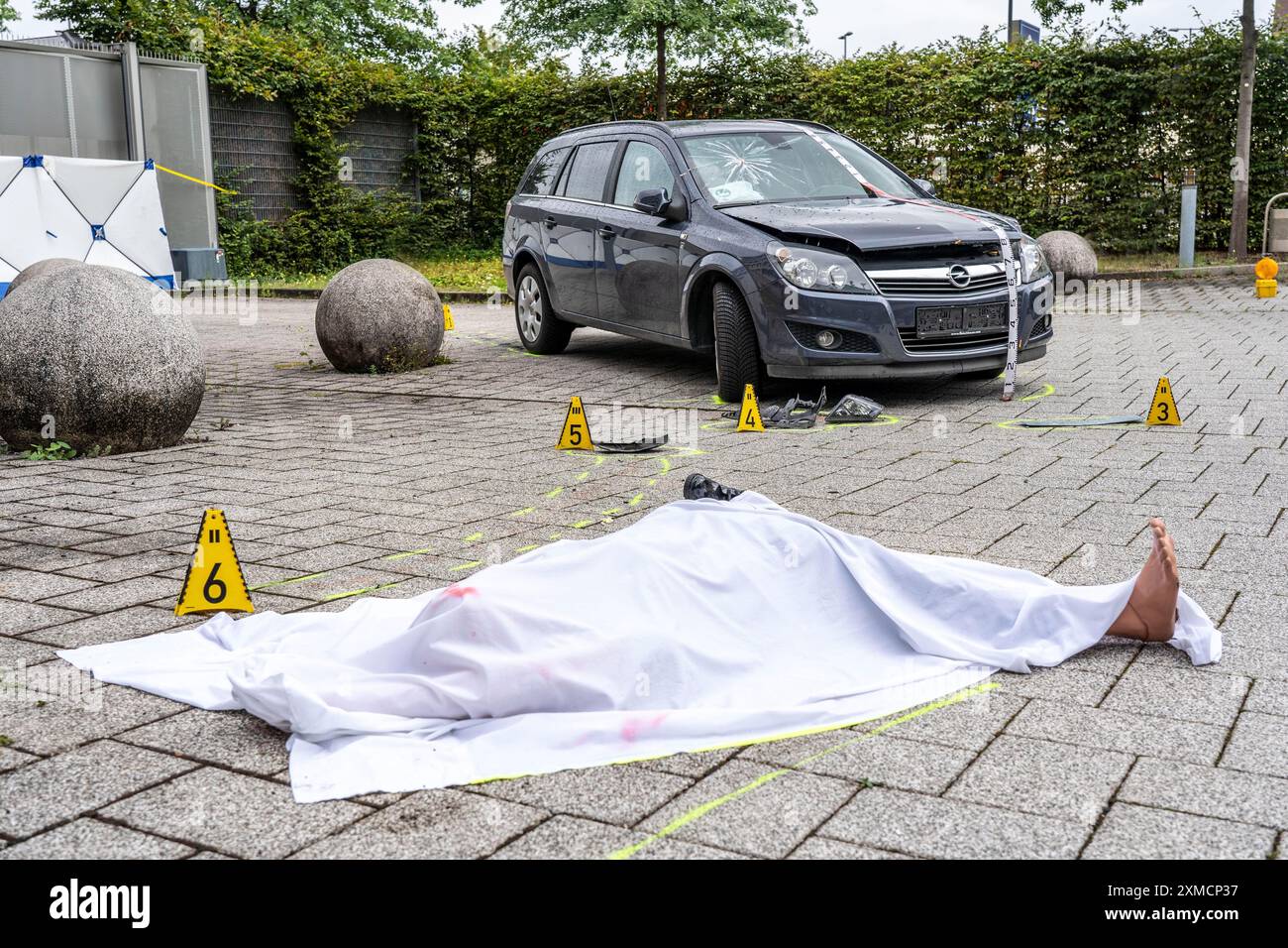 Nachgestellt, tödlich, Unfall mit Auto und Radfahrer, bei der Polizei Nordrhein-Westfalen, Unfalluntersuchung durch spezialisierte Unfallteams Stockfoto