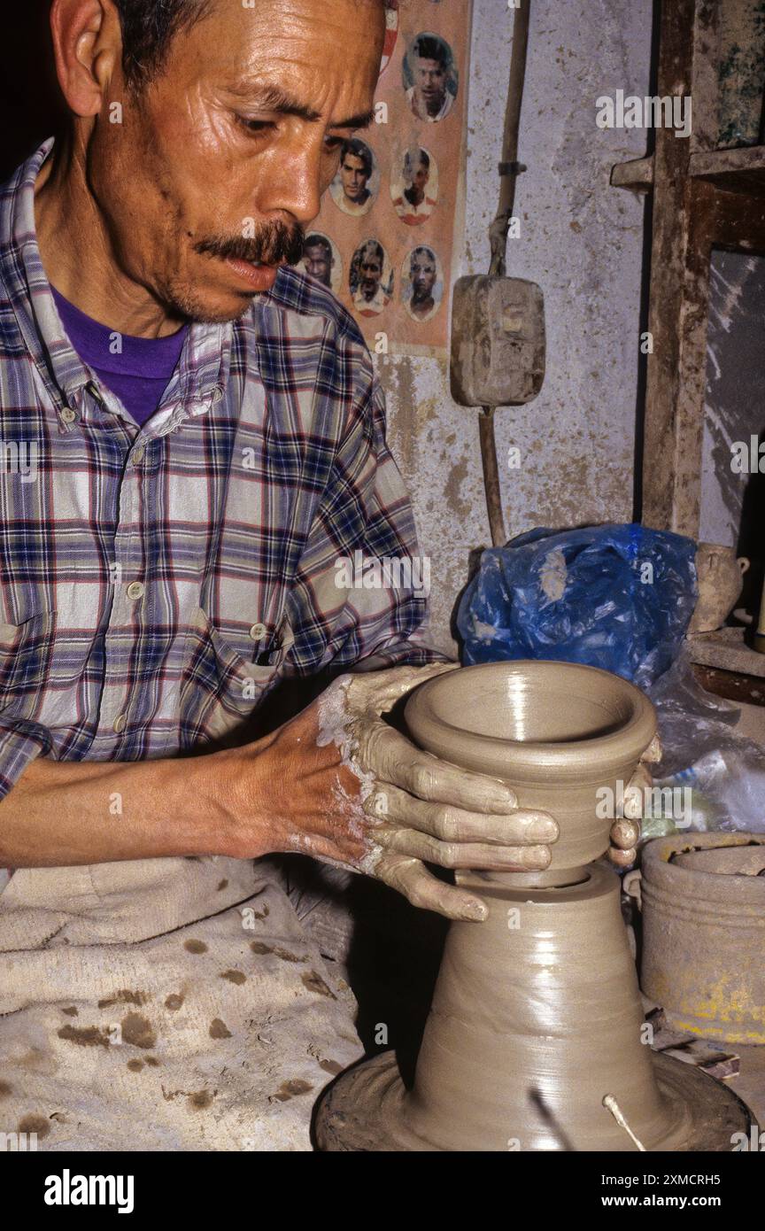 Keramik, Nabeul, Tunesien. Potter bei der Arbeit, formt einen Topf. Stockfoto