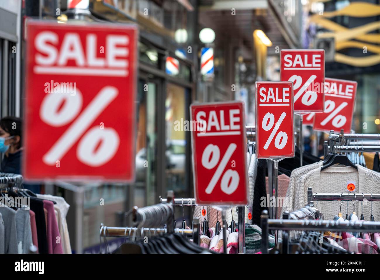 Sale, Sonderangebote eines Bekleidungsgeschäfts in der Fußgängerzone in Duisburg, Nordrhein-Westfalen, Deutschland Stockfoto