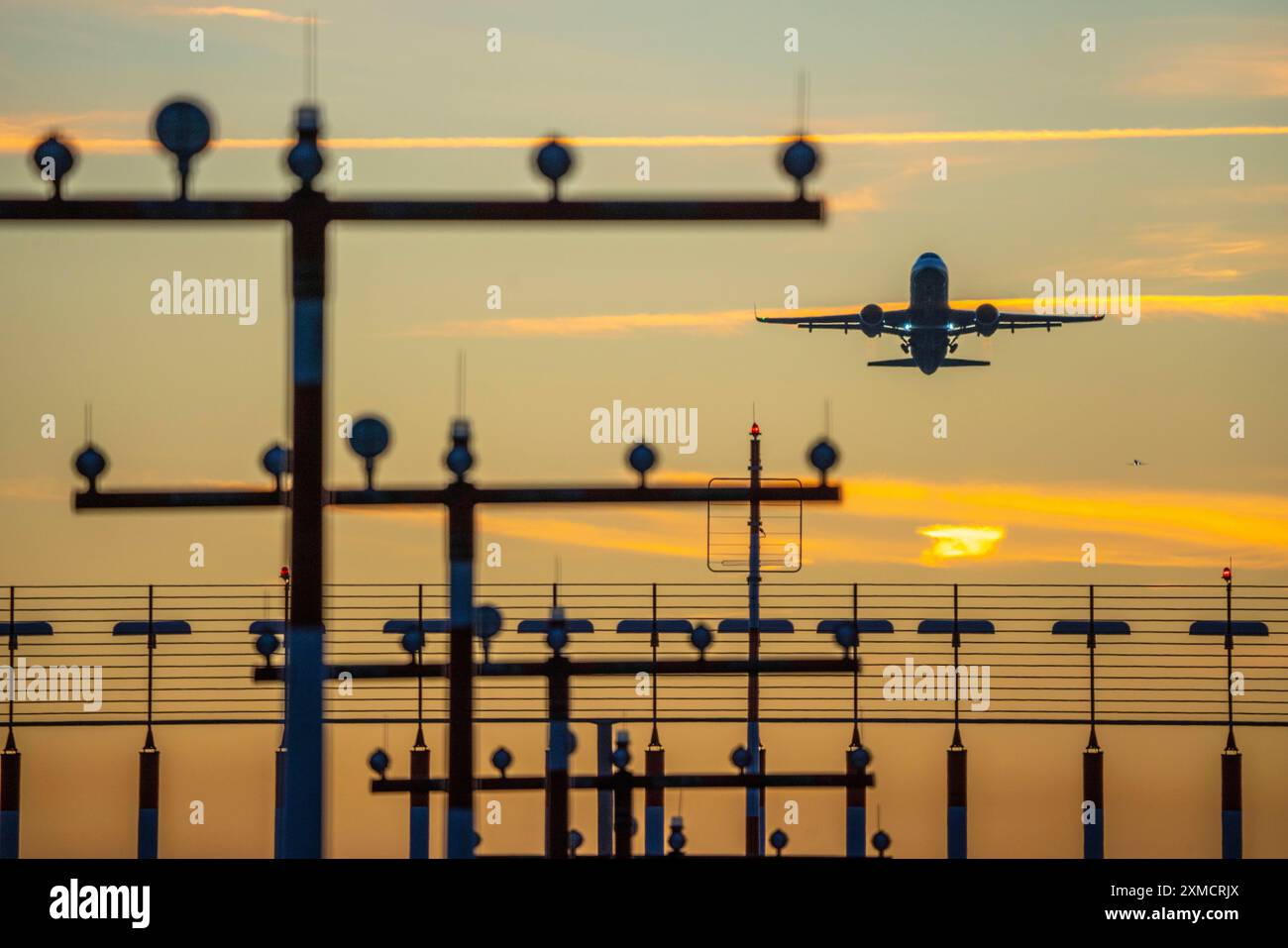 Internationaler Flughafen Düsseldorf, DUS, Start- und Landebahn, startende Flugzeuge, Start- und Landebahn 05R/23L, Düsseldorf, Nordrhein-Westfalen, Deutschland Stockfoto