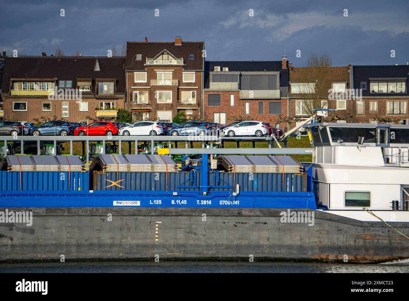 Der Rhein bei Düsseldorf, Frachtschiff, Fahrzeugtransporter Fuerte, der BLG Autotransport Logistics, Häuser im Landkreis Oberkassel, Nord Stockfoto