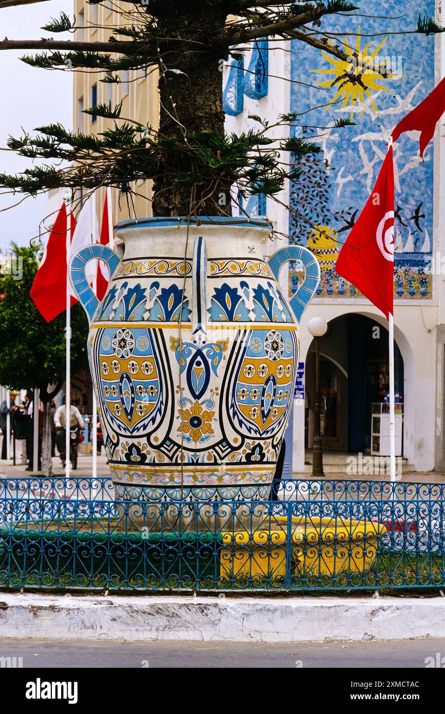 Keramik, Nabeul, Tunesien.  Symbolische Keramik Glas in großen Kreisverkehr. Stockfoto