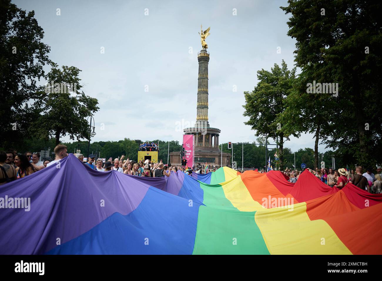 Berlin, CSD- Pride Parade Eindrücke vom Christopher Street Day CSD - Pride Parade am 27.07.2024 unter dem Motto nur gemeinsam stark - für Demokratie und Vielfalt in Berlin. Berlin Berlin Deutschland *** Berlin, CSD Pride Parade Impressionen vom Christopher Street Day CSD Pride Parade am 27 07 2024 unter dem Motto nur stark gemeinsam für Demokratie und Vielfalt in Berlin Berlin Berlin Deutschland Stockfoto