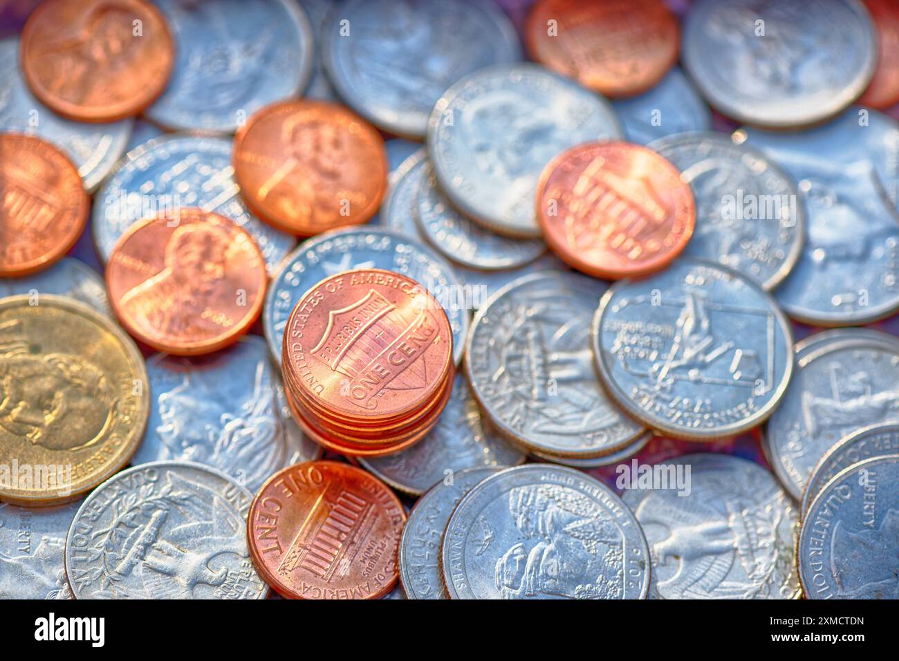 Amerikanische Münzen Hintergrund Nahaufnahme, selektiver Fokus. Konzentrieren Sie sich auf eine Cent-Münze Stockfoto