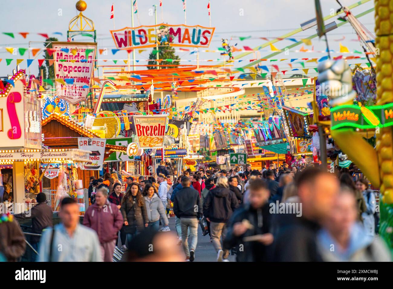 Fahrgeschäfte, Stände, auf der Messe, auf dem Jahrmarkt, auf der Frühlingsmesse, Ostermesse in der Deutzer Werft am Rhein in Köln, Nordrhein-Westfalen Stockfoto