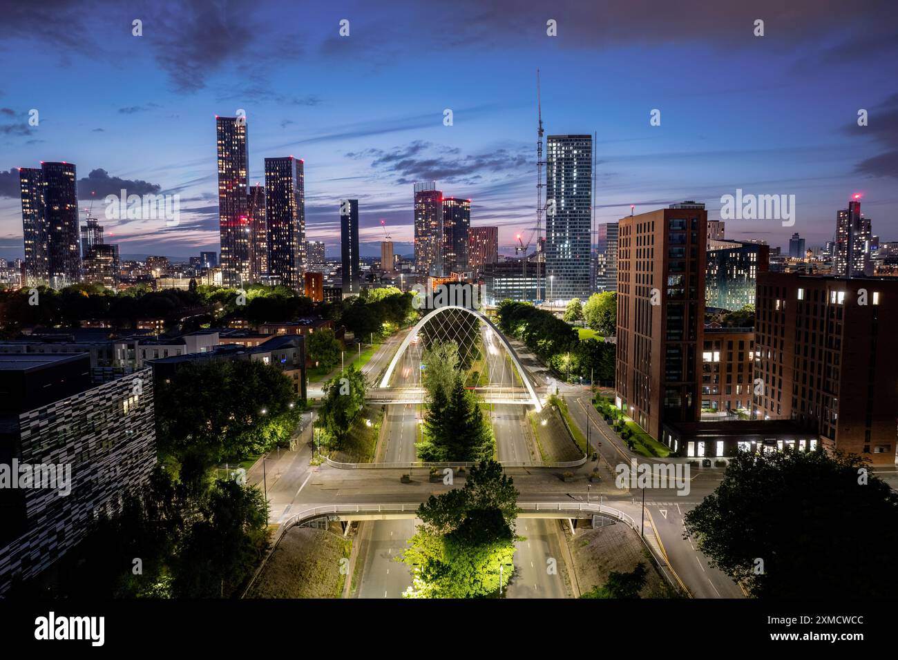 Skyline von Manchester und Hulme Arch in der Nähe der Manchester Metropolitan University. Luftaufnahme der Lichter der Stadt und der Dämmerung in Nordengland, Großbritannien Stockfoto