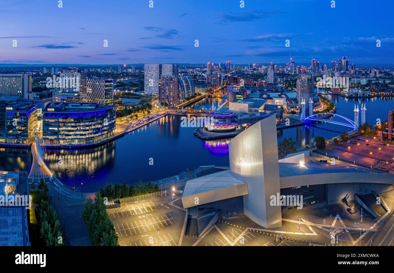 Manchester, england. Imperial war Museum North und Salford Quays in der Abenddämmerung. Blick aus der Vogelperspektive auf die Wahrzeichen von Manchester und die Skyline Stockfoto