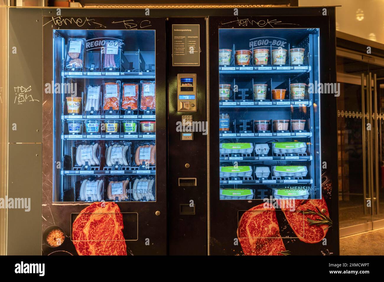 Grillautomat, Lebensmittelautomat, frische Eier, Fleisch, Würstchen, Saucen, verschiedene Grillgerichte, Wildekiste, Eierkiste, in Stockfoto