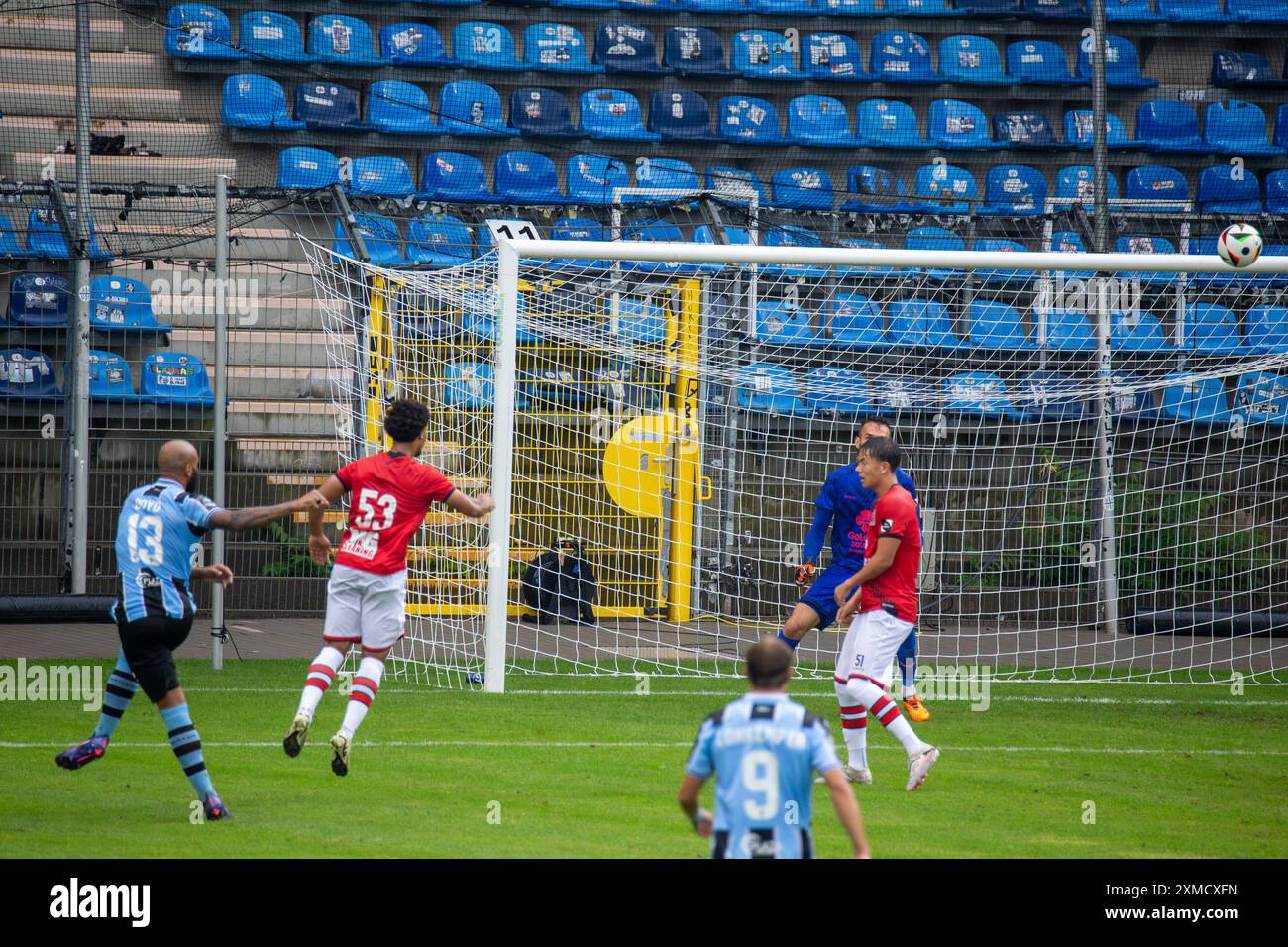 Fußball: Waldhof Mannheim gegen RWD Molenbeek (Belgien) in Mannheim (Vorbereitungsspiel für die Saison 2024/25). Bild: Schuss von Terrence Boyd (13, M Stockfoto