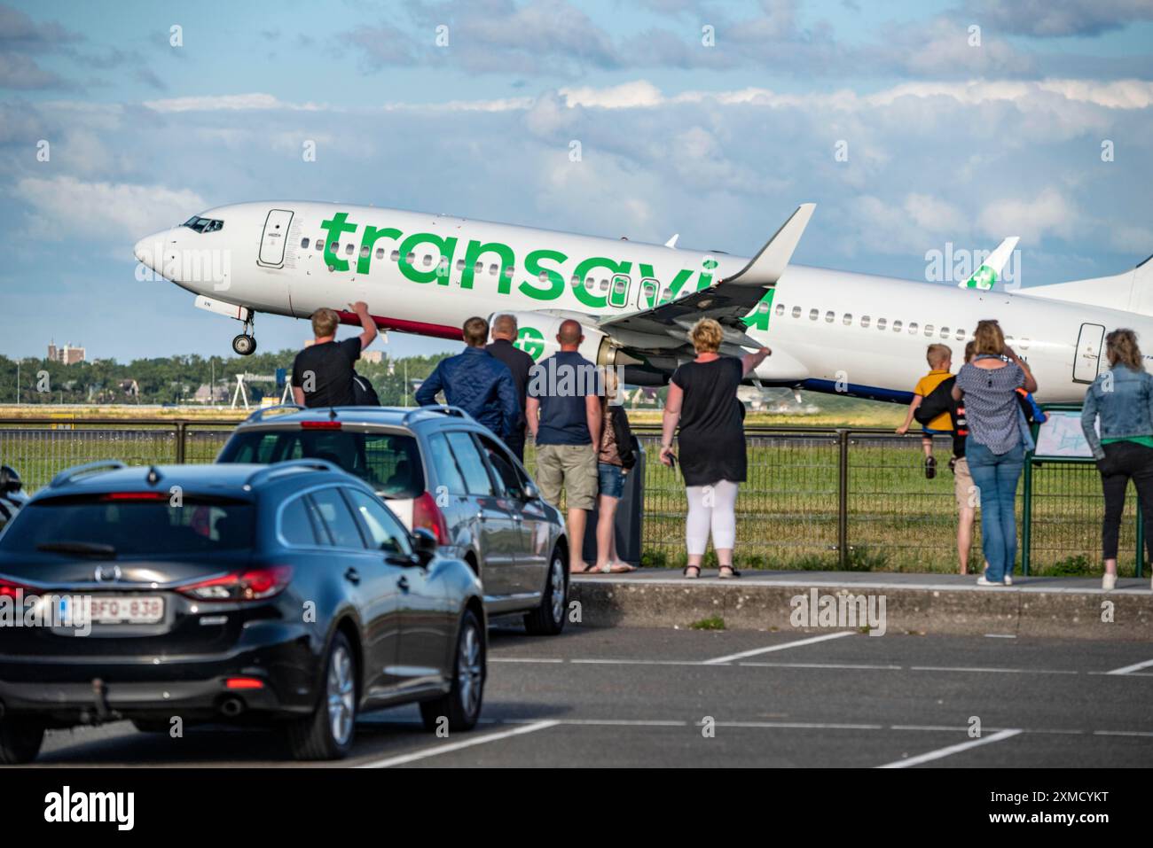 Flughafen Amsterdam Shiphol, Polderbaan, eine von 6 Start- und Landebahnen, Spoter Area, sehen Sie Flugzeuge aus nächster Nähe, PH-HXN, Transavia Boeing 737-800Schiphol Stockfoto