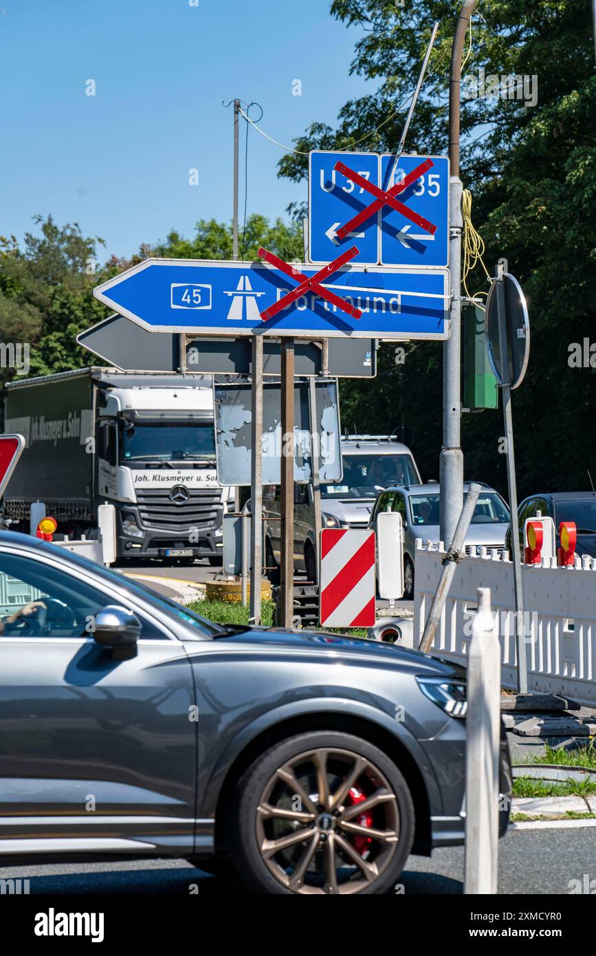 Autobahn A45, von Süden kommend, wird der Verkehr vor dem Abzweig Luedenscheid, vor dem komplett stillgelegten Rahmede-Viadukt, umgeleitet Stockfoto