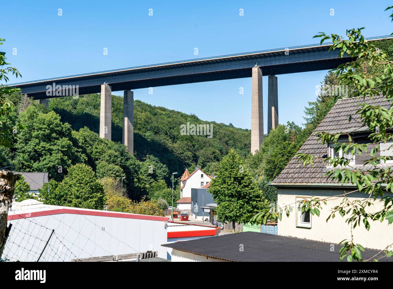 Autobahn A45, das Rahmede-Viadukt, das aufgrund massiver Schäden am Tragwerk vollständig geschlossen ist und in die Luft gesprengt und umgebaut wird Stockfoto