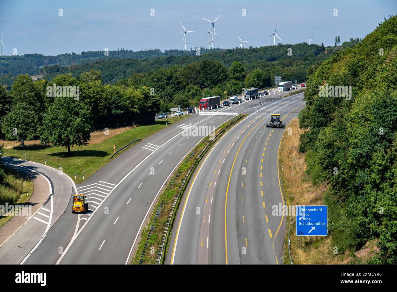 Autobahn A45, aus Norden kommender Verkehr wird vor der Anschlussstelle Luedenscheid-Nord, vor dem vollständig geschlossenen Rahmedetal, umgeleitet Stockfoto