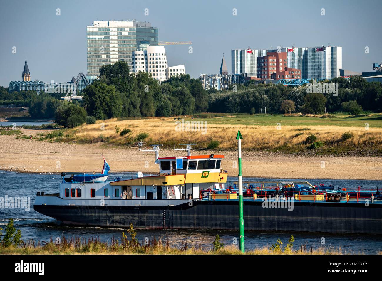 Rhein bei Düsseldorf, extrem Niedrigwasser, Rheinhöhe 47 cm, fallend, Lastkahn vor der Skyline mit den Gehry-Häusern, Sandbänken, Frachtern Stockfoto