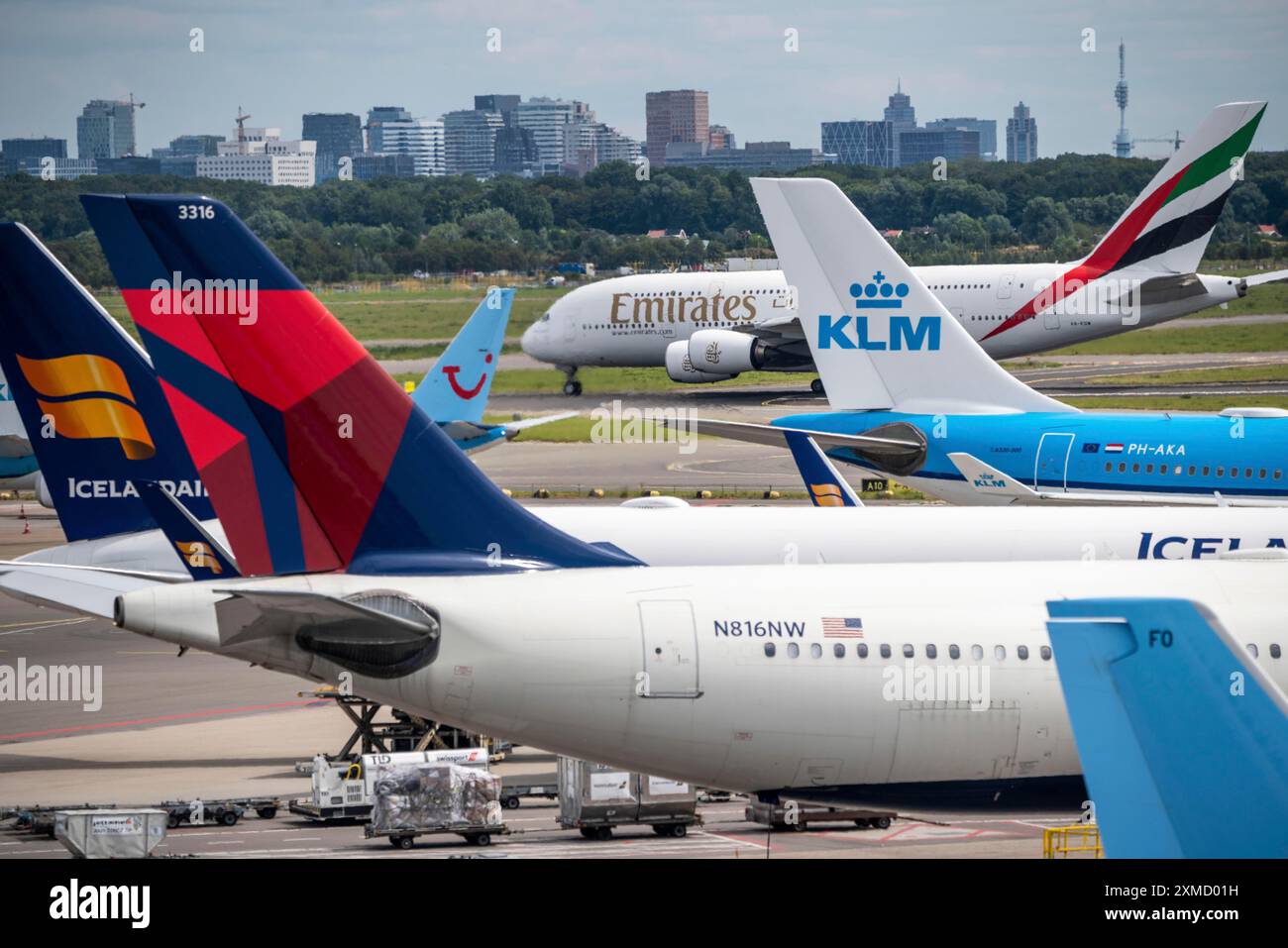 Flughafen Amsterdam Schiphol, Flugzeug am Terminal, Gates D, Check-in, Vorfeld, Skyline des Amsterdamer Stadtzentrums, Niederlande Stockfoto