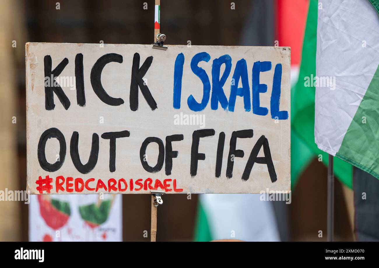 In Manchester, Großbritannien, fand eine Demonstration der Palästinensischen ProPalestine statt, in der Israel aus der FIFA und den Olympischen Spielen in Paris vertrieben werden sollte. Der palästinensische Anti-gaza-Krieg in Manchester sah Demonstranten von Platt-Feldern entlang der Wilmslow Road zur Universität marschieren.Bild:garyroberts/worldwidefeatures.com Stockfoto