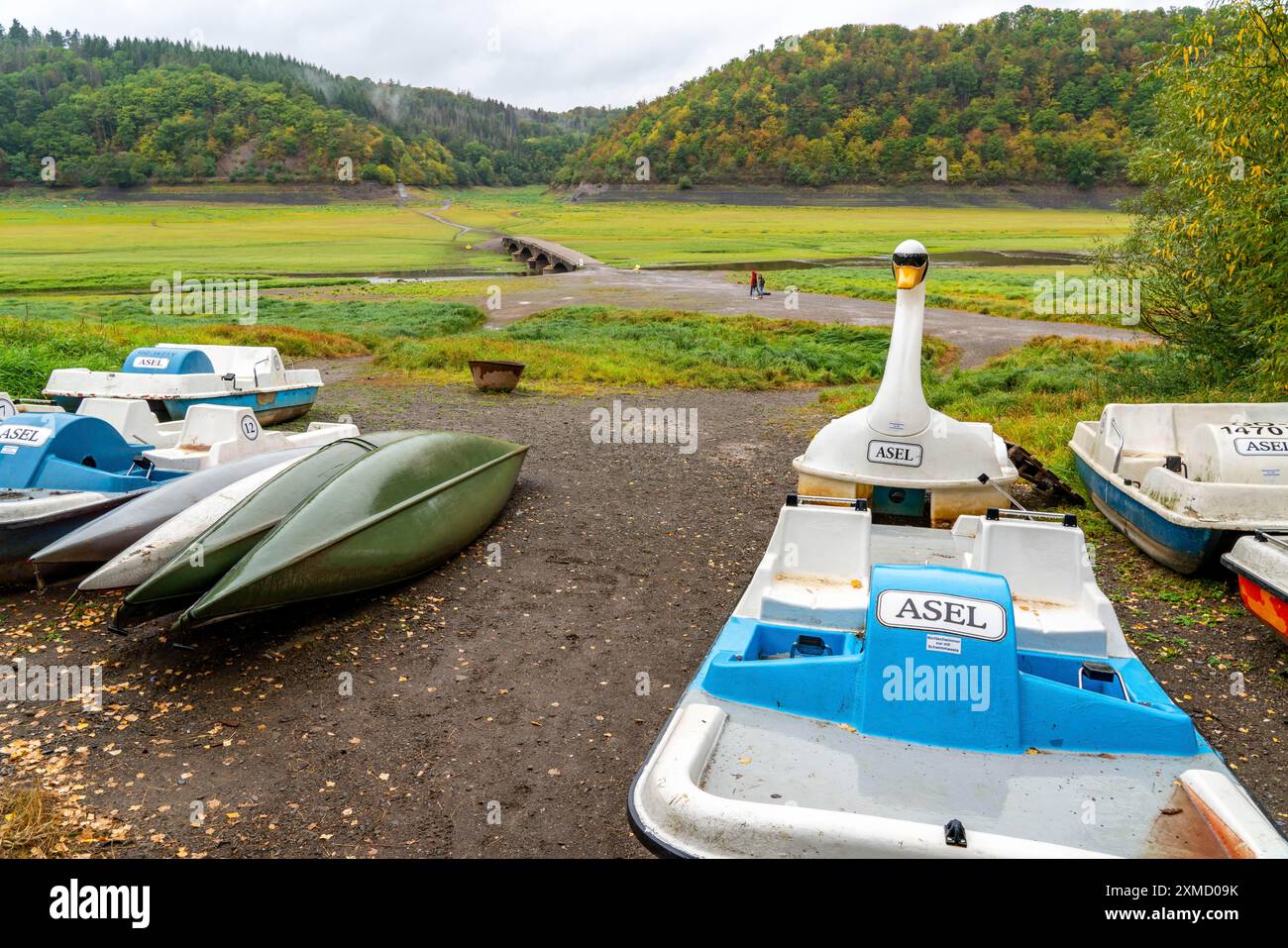 Der Edersee bei Waldeck, dem drittgrößten Stausee Deutschlands, ist derzeit nur 13 % voll, der See war zuletzt im Mai 2022 voll, wegen ausgetrocknet Stockfoto