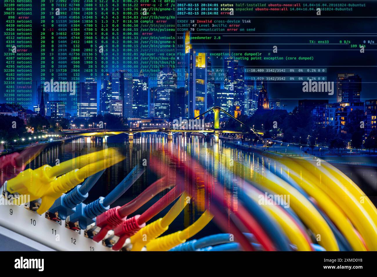 Symbolisches Bild der kritischen Infrastruktur, Skyline von Frankfurt am Main, Datenkabel, Hackercode Stockfoto