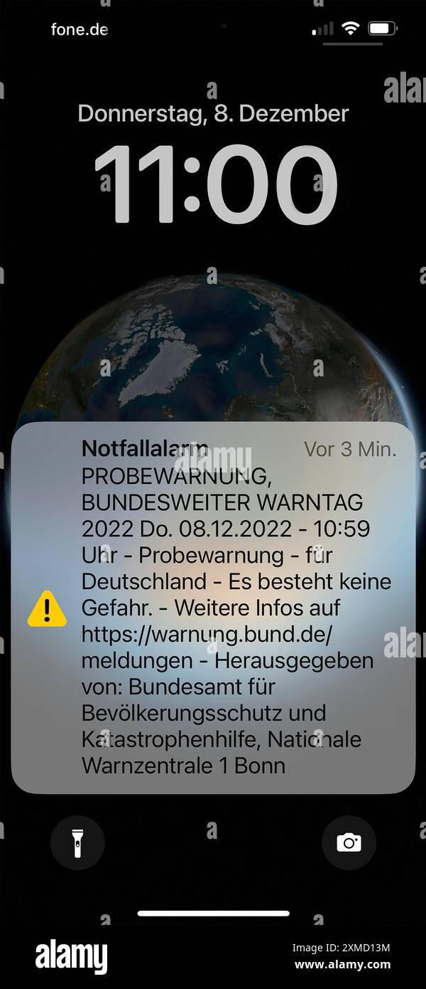 Warntag, 08.12.22 in Deutschland, erste Versuchswarnung per Mobilfunkübertragung, automatische Alarmierung der Bevölkerung im Notfall, per SMS an Handy Stockfoto