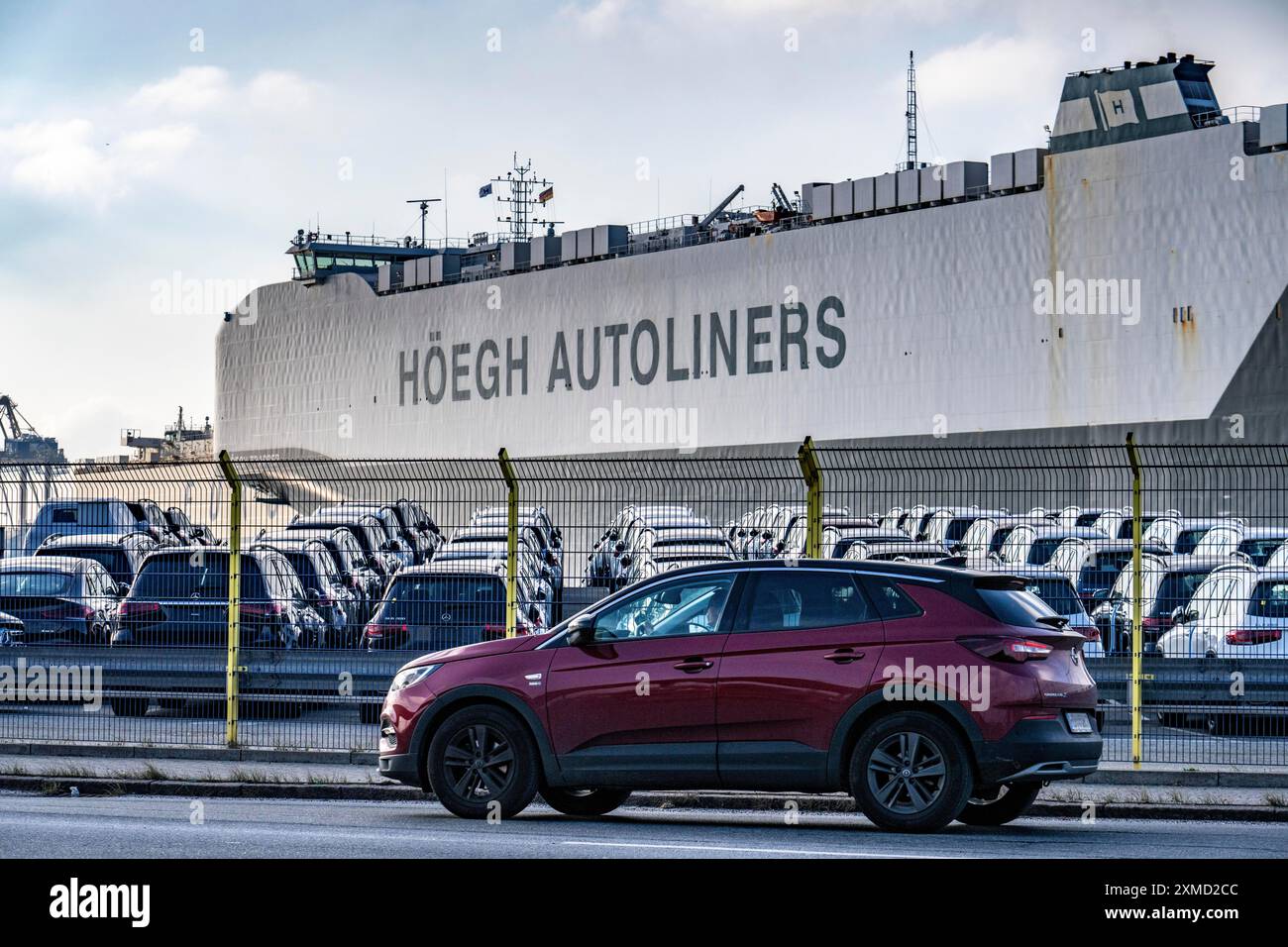 Der norwegische Autotransporter Hoeegh Trapper, der im Autoterminal im Seehafen Bremerhaven bis zu 8500 Autos transportieren kann, importiert ausländische Fahrzeuge nach Stockfoto