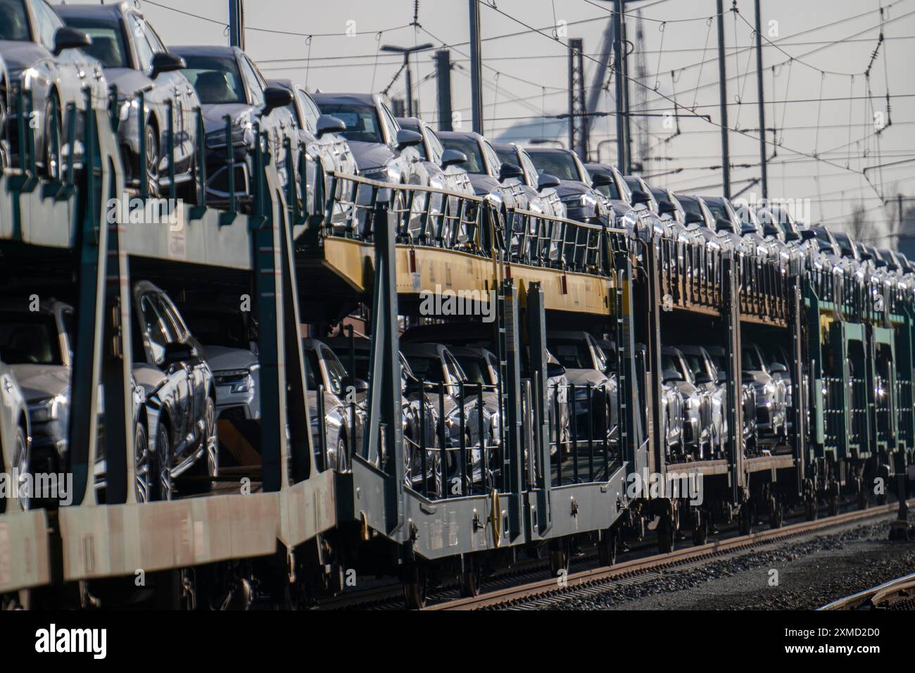 Autozug, Güterzug auf dem Weg zum Autoterminal im Seehafen Bremerhaven, neue deutsche Autos für den Export nach Übersee, Bremerhaven, Bremen, Deutschland Stockfoto
