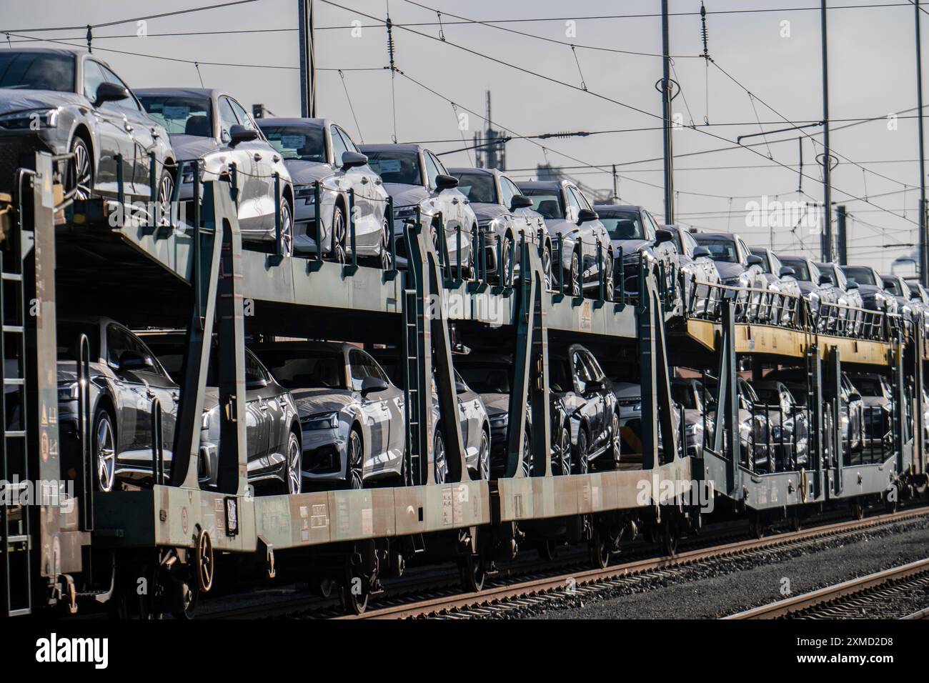 Autozug, Güterzug auf dem Weg zum Autoterminal im Seehafen Bremerhaven, neue deutsche Autos für den Export nach Übersee, Bremerhaven, Bremen, Deutschland Stockfoto