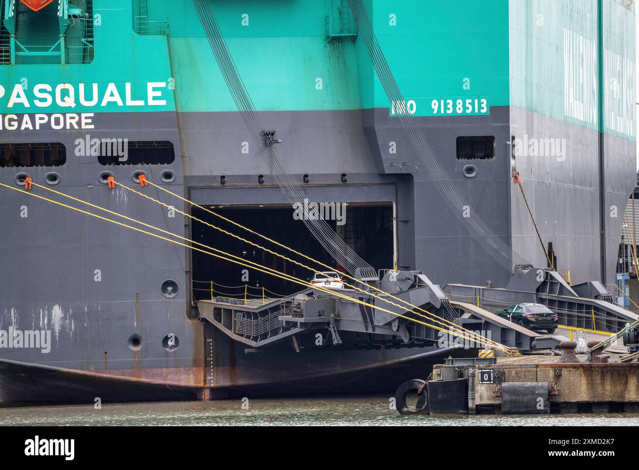 Beladung von Neuwagen am BLG AutoTerminal Bremerhaven, für den Export ins Ausland, Autoträger Don Pasquale der Reederei Wallenius Wilhelmsen Stockfoto