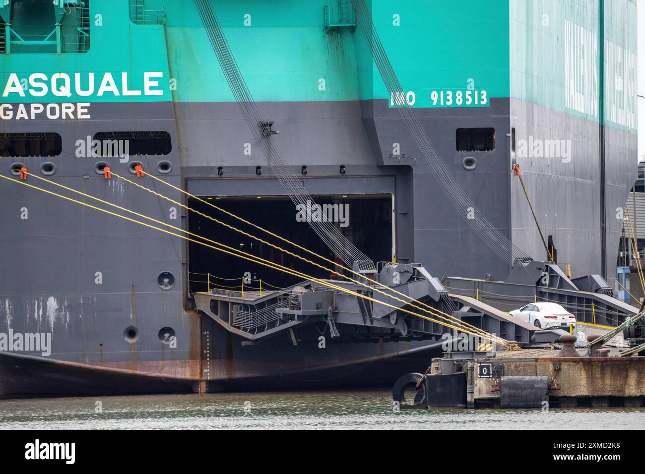 Beladung von Neuwagen am BLG AutoTerminal Bremerhaven, für den Export ins Ausland, Autoträger Don Pasquale der Reederei Wallenius Wilhelmsen Stockfoto