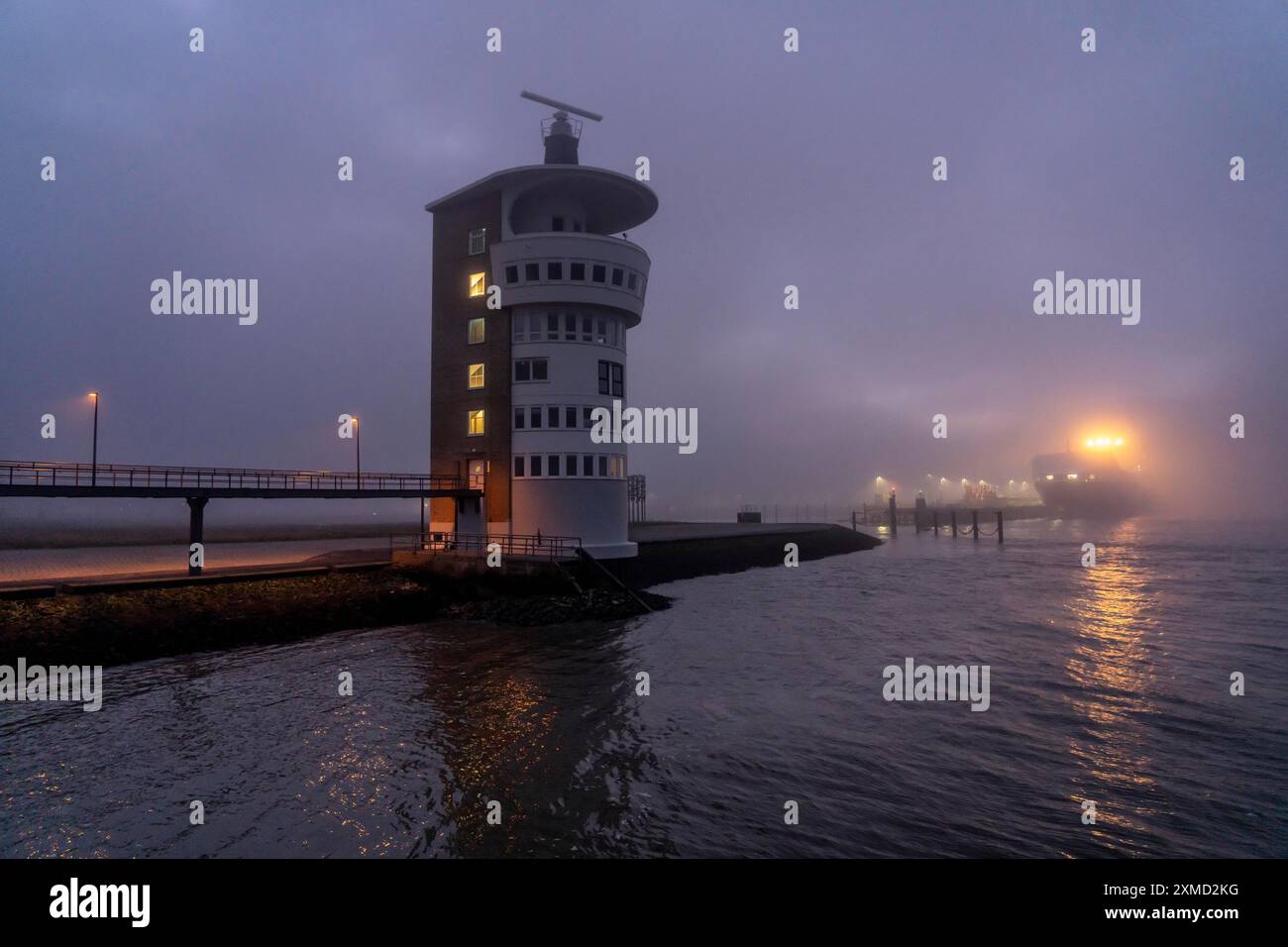 Dicker Nebel im Winter, der über der Elbmündung in die Nordsee hängt, Radarturm des Cuxhavener Wasserstraßen- und Schifffahrtsamtes (WSA), Radar Stockfoto