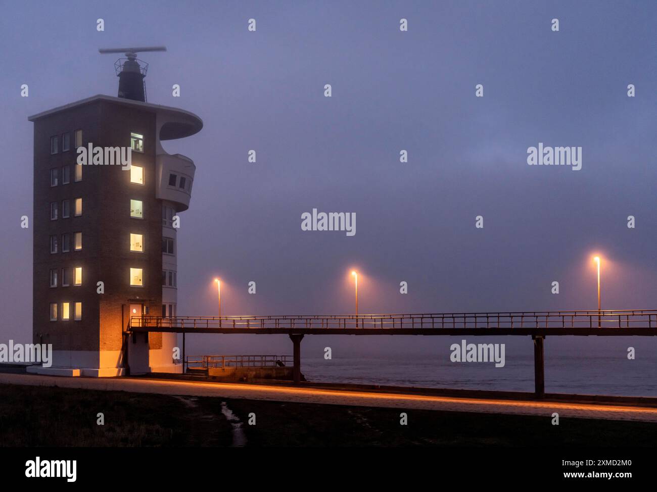 Dicker Nebel im Winter, der über der Elbmündung in die Nordsee hängt, Radarturm des Cuxhavener Wasserstraßen- und Schifffahrtsamtes (WSA), Radar Stockfoto