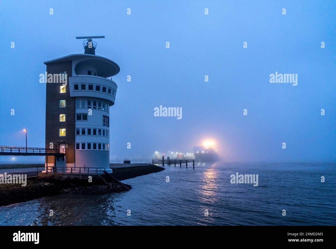 Dicker Nebel im Winter, der über der Elbmündung in die Nordsee hängt, Radarturm des Cuxhavener Wasserstraßen- und Schifffahrtsamtes (WSA), Radar Stockfoto