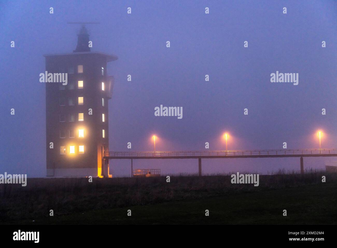Dicker Nebel im Winter, der über der Elbmündung in die Nordsee hängt, Radarturm des Cuxhavener Wasserstraßen- und Schifffahrtsamtes (WSA), Radar Stockfoto