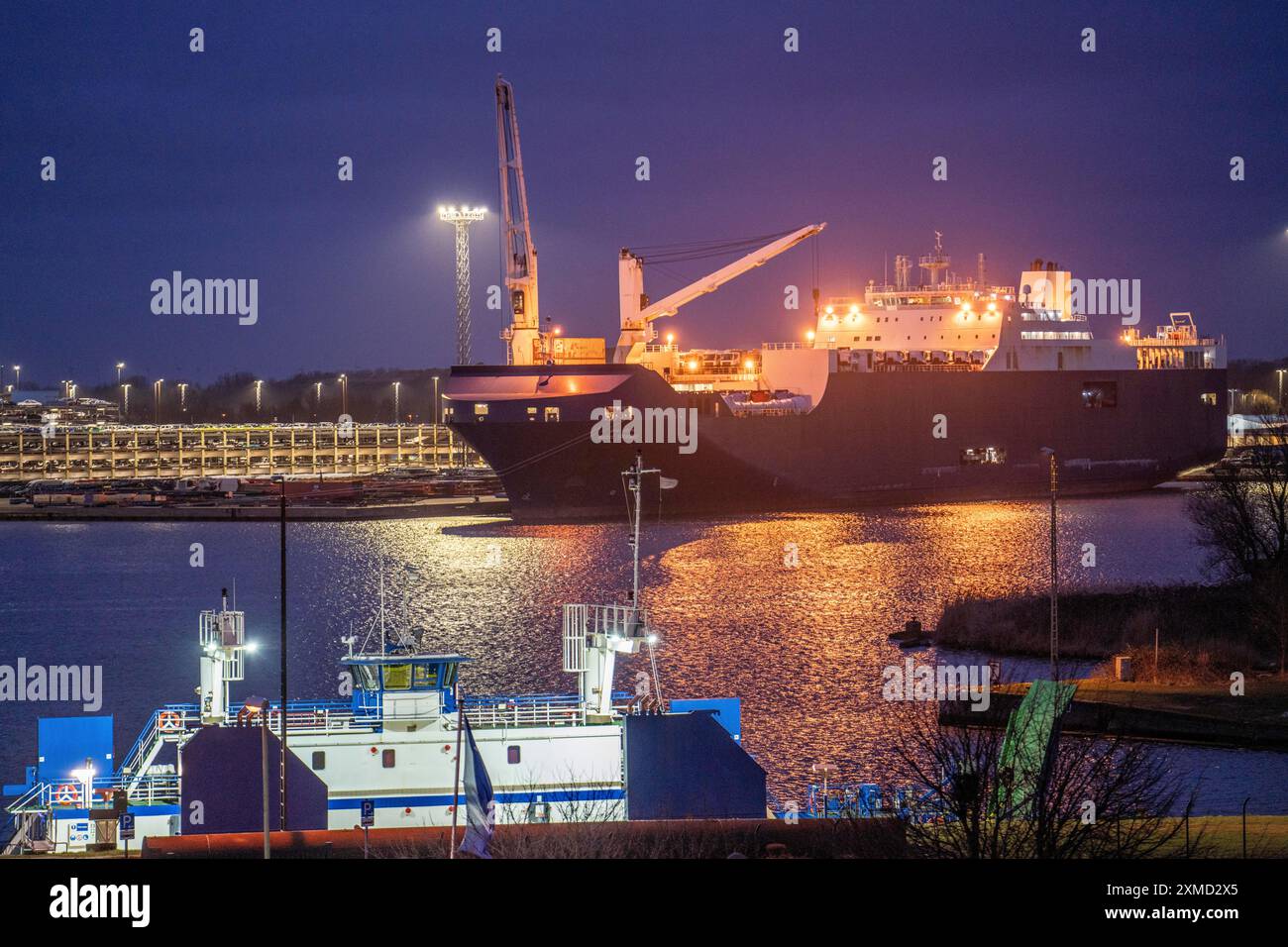 Beladung von Neuwagen, LKW am BLG AutoTerminal Bremerhaven, für den Export nach Übersee, Carrier Bahri Yanbu, Seehafen Bremerhaven, Bremen, Deutschland Stockfoto