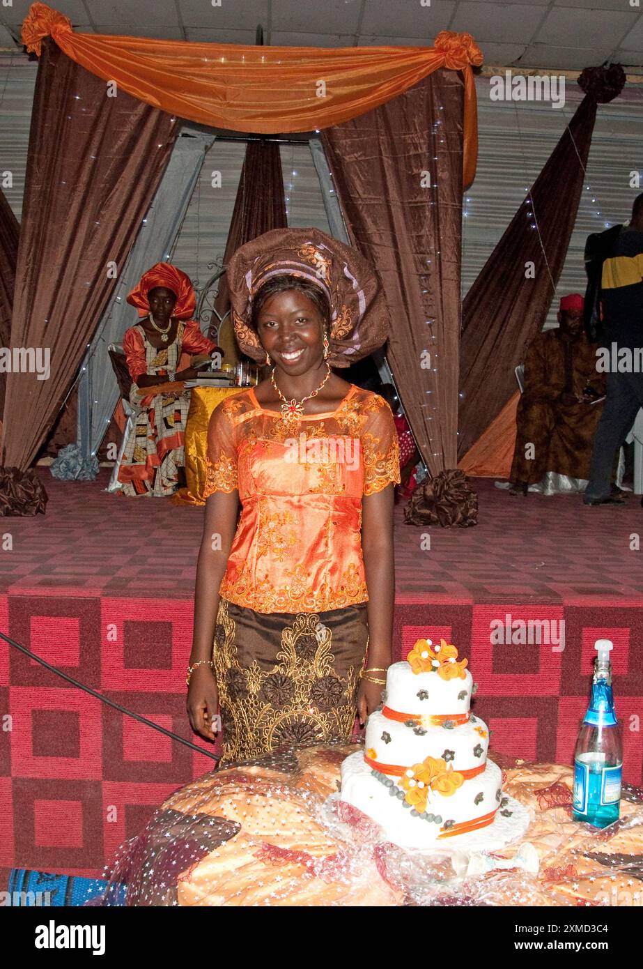 Braut mit Hochzeitstorte, Hochzeitsempfang, Bride's Sendforth Party, Kaduna, Kaduna State, Nigeria, Afrika. Hochzeiten in Nigeria können mehrere Tage dauern Stockfoto